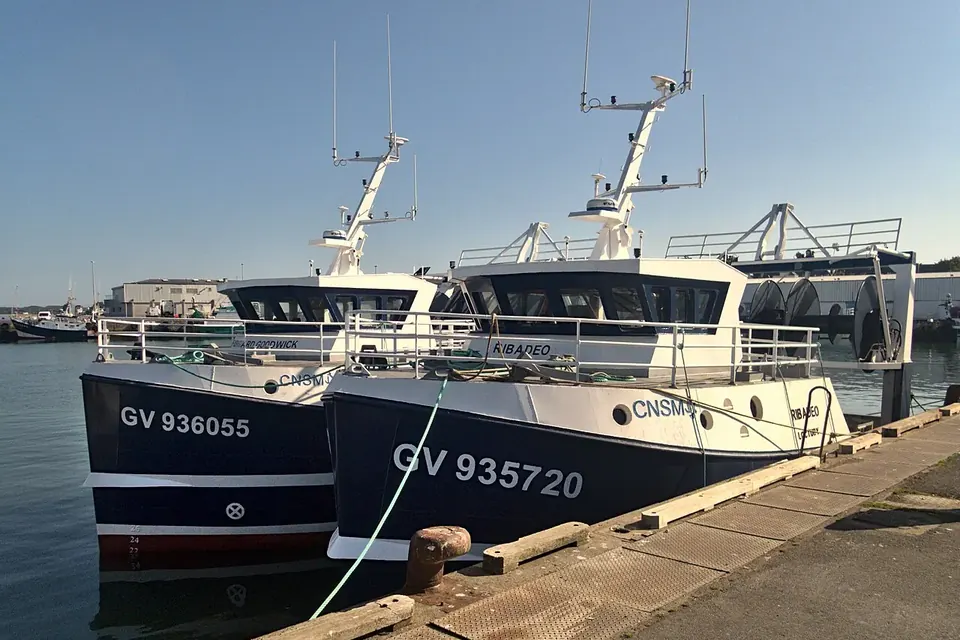 Deux chalutiers de pêche neufs amarrés côte à côte dans le port de Loctudy, en Bretagne