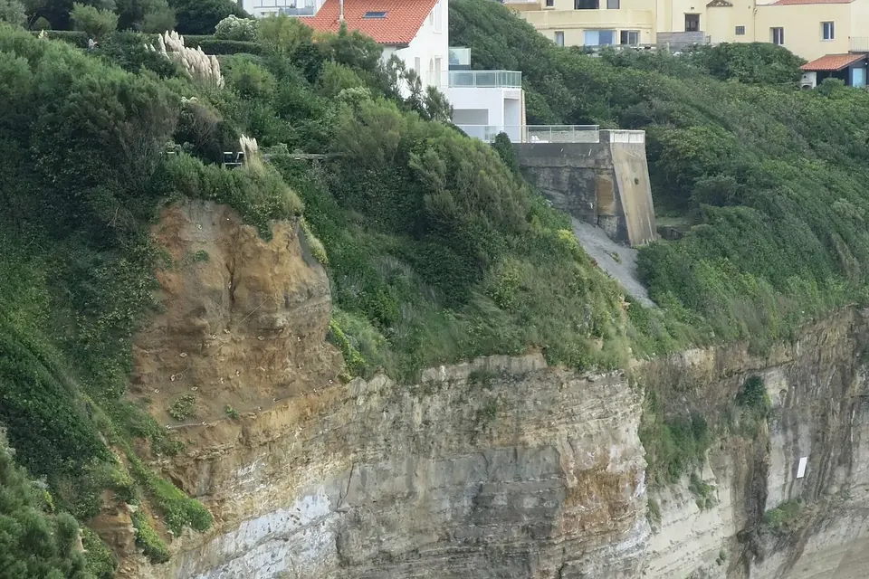 Une maison construite au bord d'une falaise à Biarritz, au-dessus de l'océan