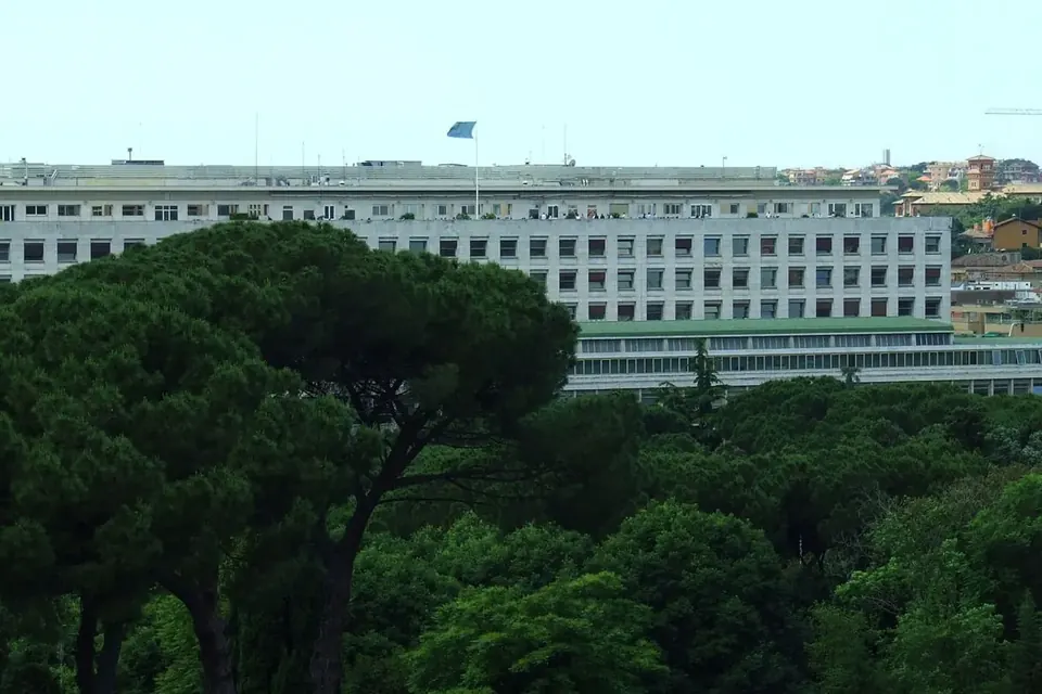 Le siège de la FAO à Rome, grand bâtiment blanc à colonnes et à plusieurs étages sur le viale Aventino