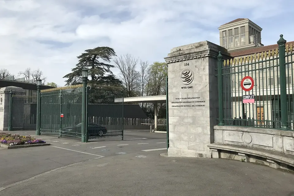L'entrée du Centre William Rappard, siège de l'Organisation mondiale du commerce à Genève, avec son portail et sa façade de pierre