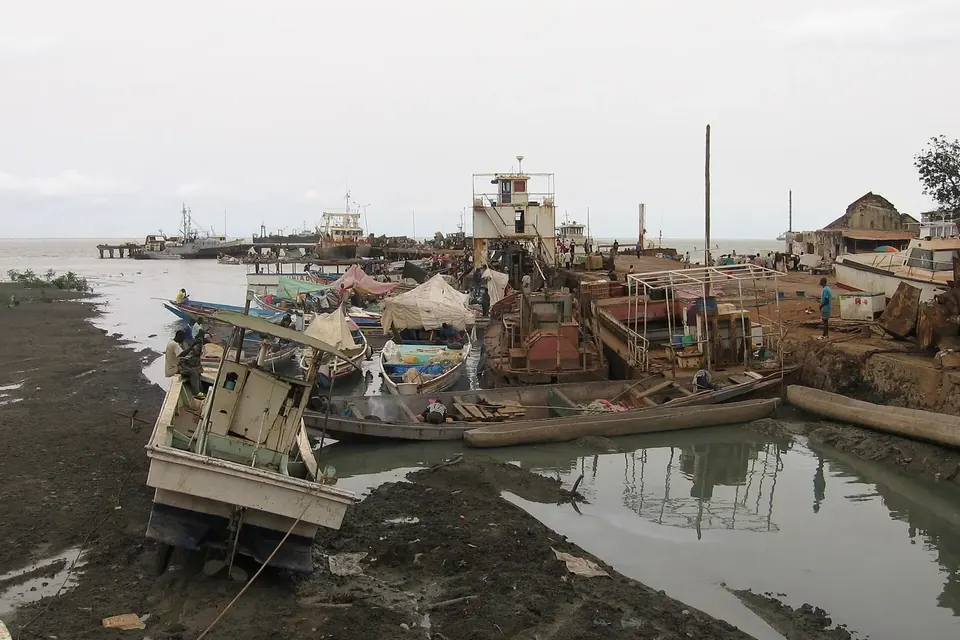 Le quai de Pidjiguiti à Bissau, avec des embarcations de pêche et de transport amarrées